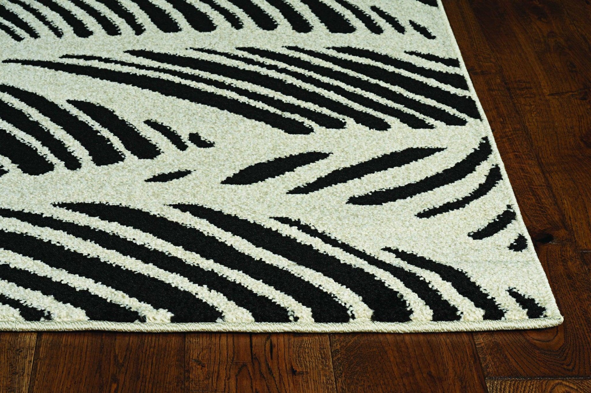 2'x4' Black White Machine Woven UV Treated Tropical Palm Leaves Indoor Outdoor Accent Rug - AFS