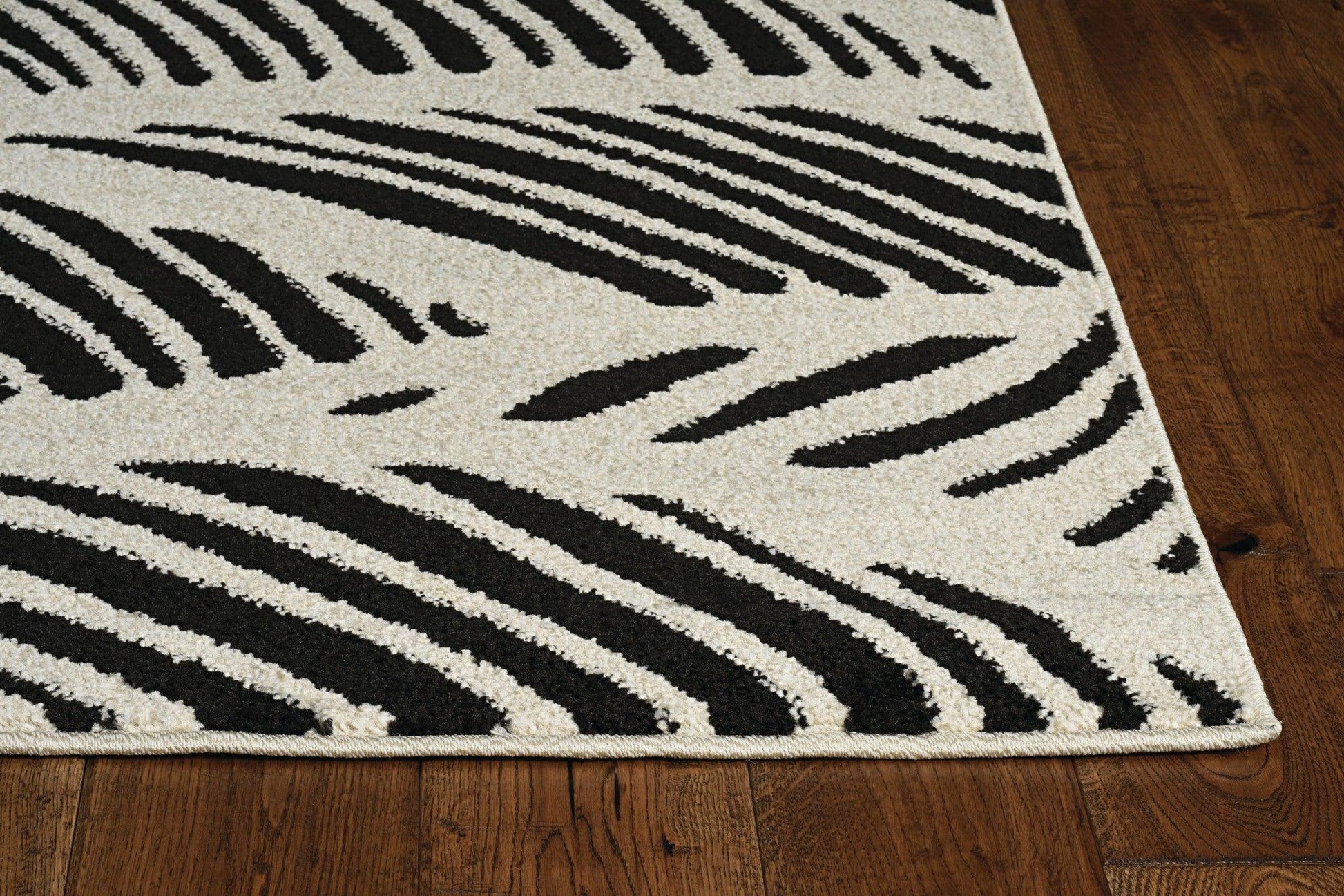 2'x4' Black White Machine Woven UV Treated Tropical Palm Leaves Indoor Outdoor Accent Rug - AFS